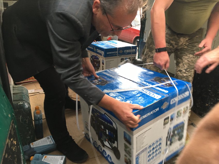 Déchargement du matériel apporté par le convoi syndical en septembre 2022